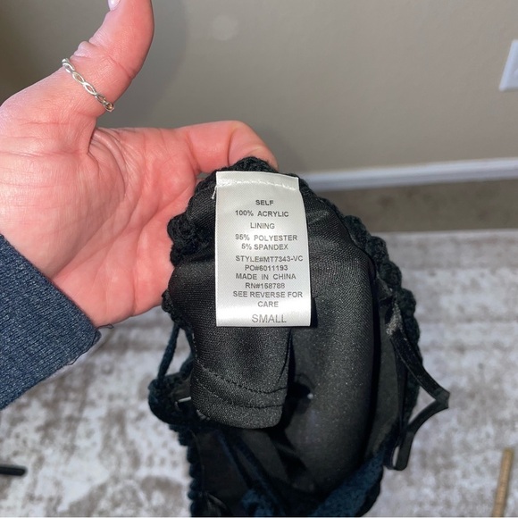 💋Bundle 4 items for $20. Add items with💋to bundle-all lips prints are eligible - Picture 11 of 12